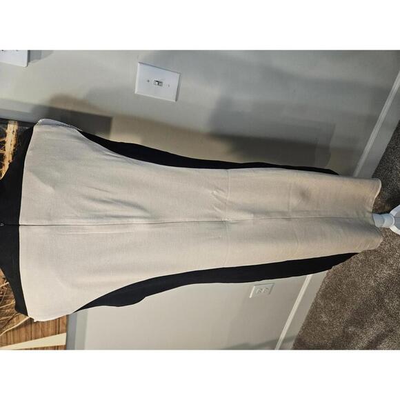 Doncaster Elegant Two-Tone Sleeveless Dress - Picture 5 of 11